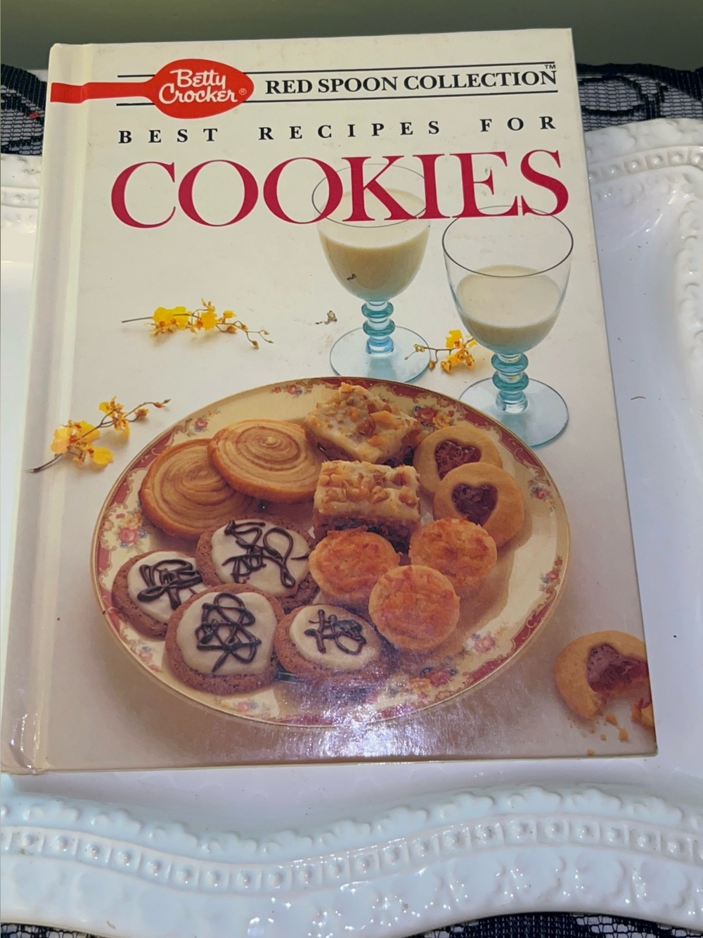 Betty Crocker's Best Recipes for Cookies from the Red Spoon Collection 1989